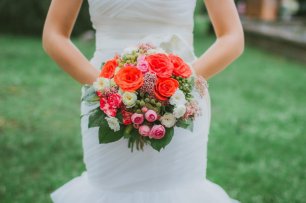 Свадебный букет с коралловыми цветами