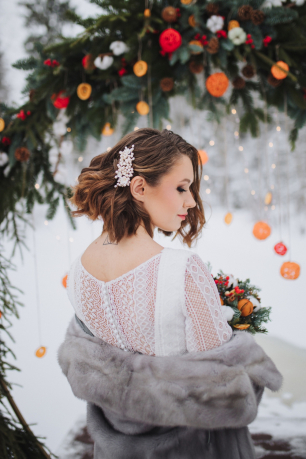 Елочка, мандарины - отлично стилизованный зимний декор и красивая невеста