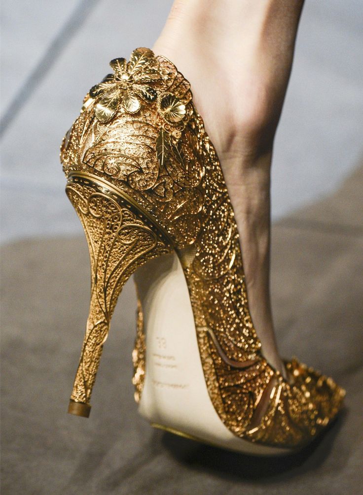 Туфли невесты с текстурой под золото