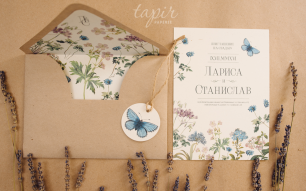Приглашение и конверт из крафт-бумаги в цветочном оформлении