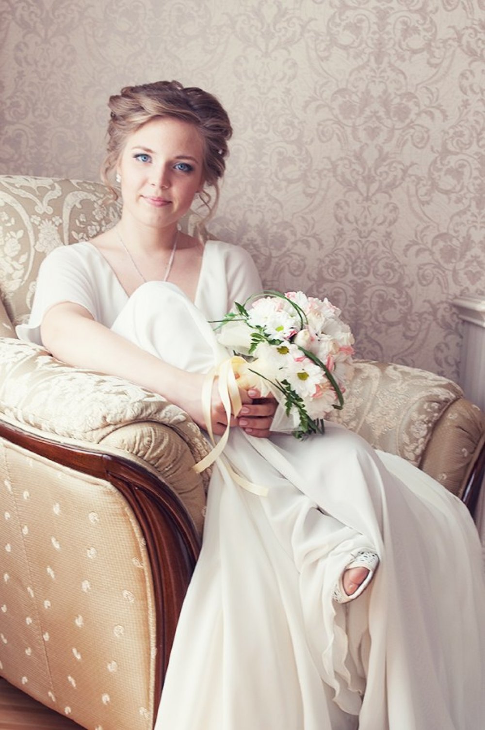Невеста в классическом кресле