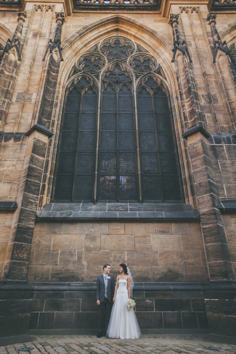 Свадебная фотосессия на фоне собора